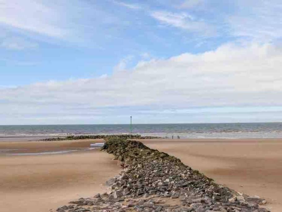 Beeches Bach, 1 Bedroom Cottage With Hot Tub Prestatyn Exterior photo
